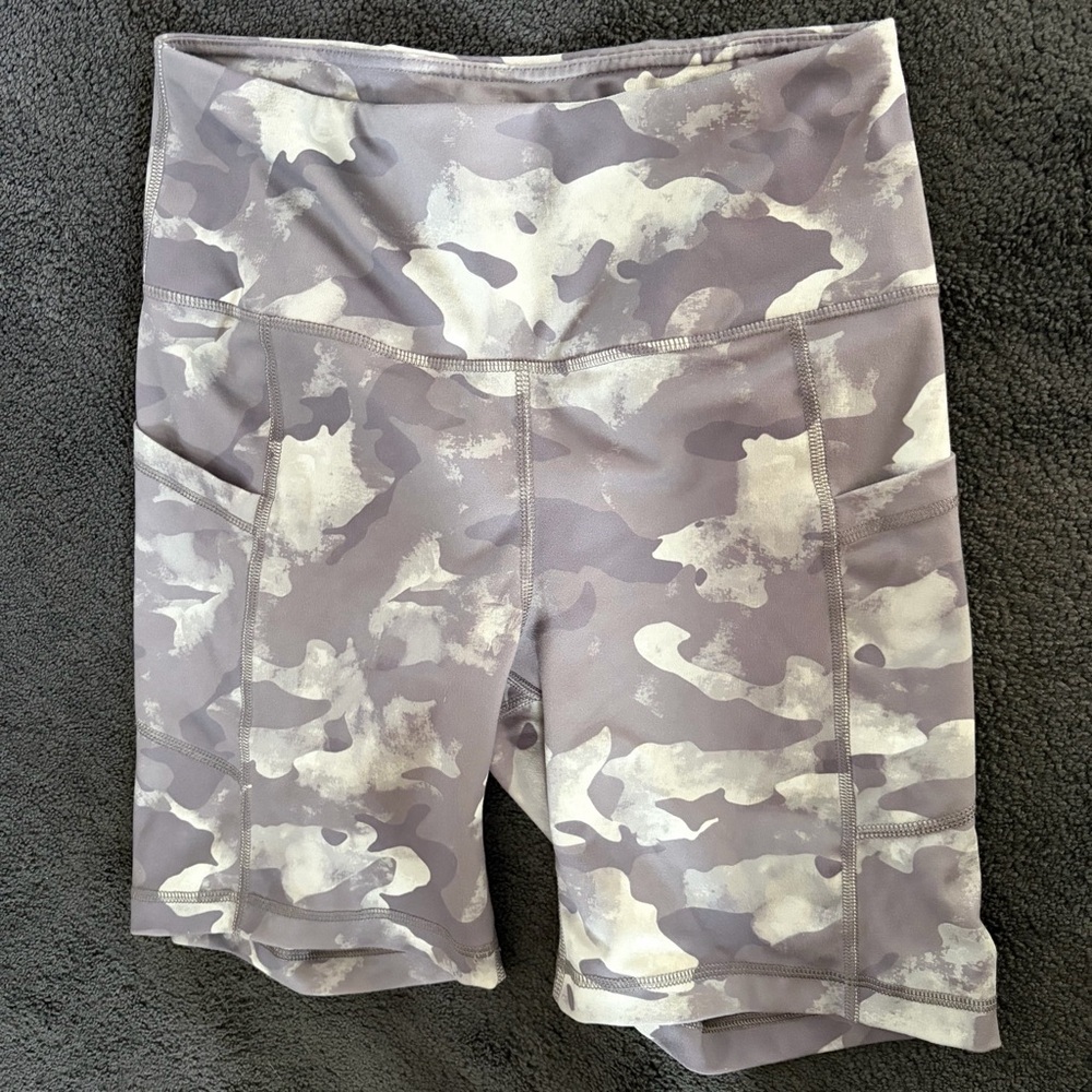 YOGALICIOUS Lux High-Rise Camo Active Shorts – Green/light green Sz M